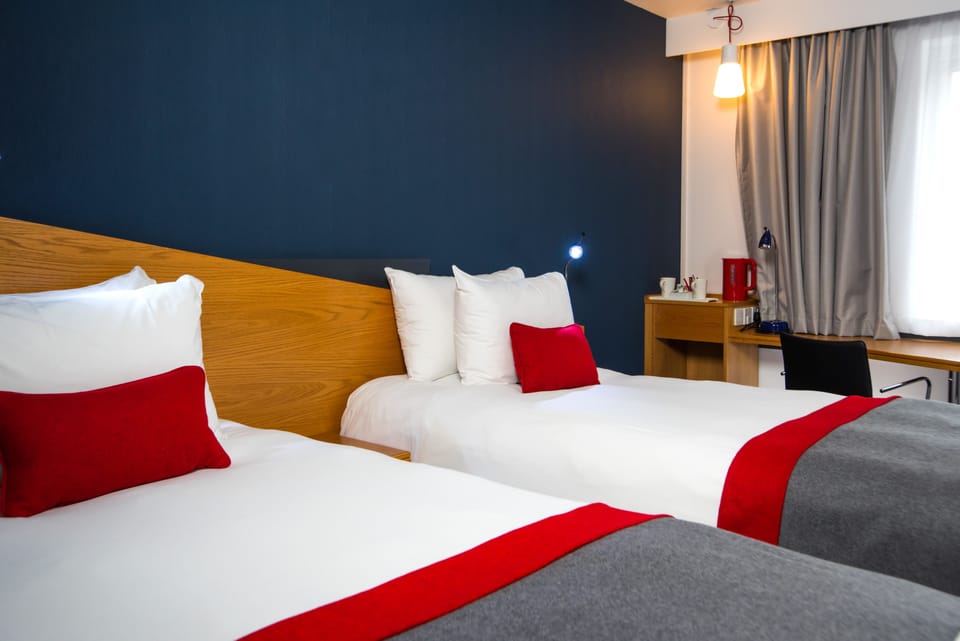 Standard Room, 2 Twin Beds (with Free Hot Breakfast) | Desk, laptop workspace, iron/ironing board, free cribs/infant beds