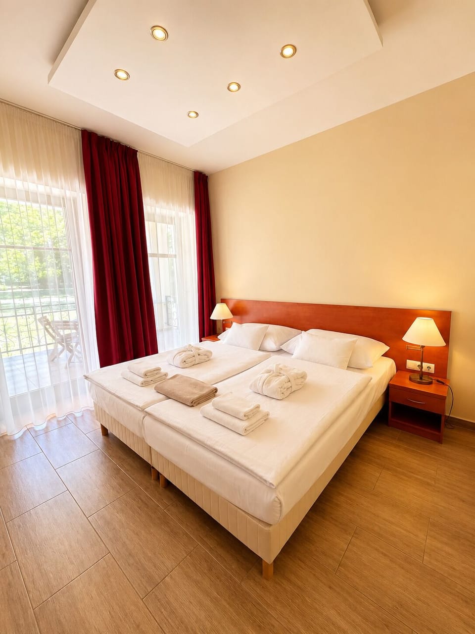 Udvarhaz Grand Apartman | Minibar, in-room safe, blackout drapes, soundproofing