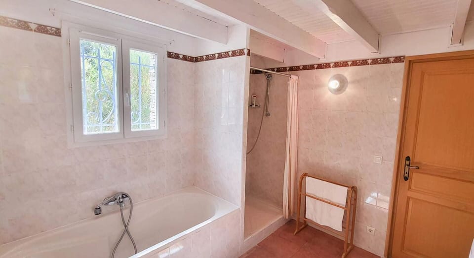 Sunny Provence Getaway Villa in Provence-Alpes-Côte d'Azur