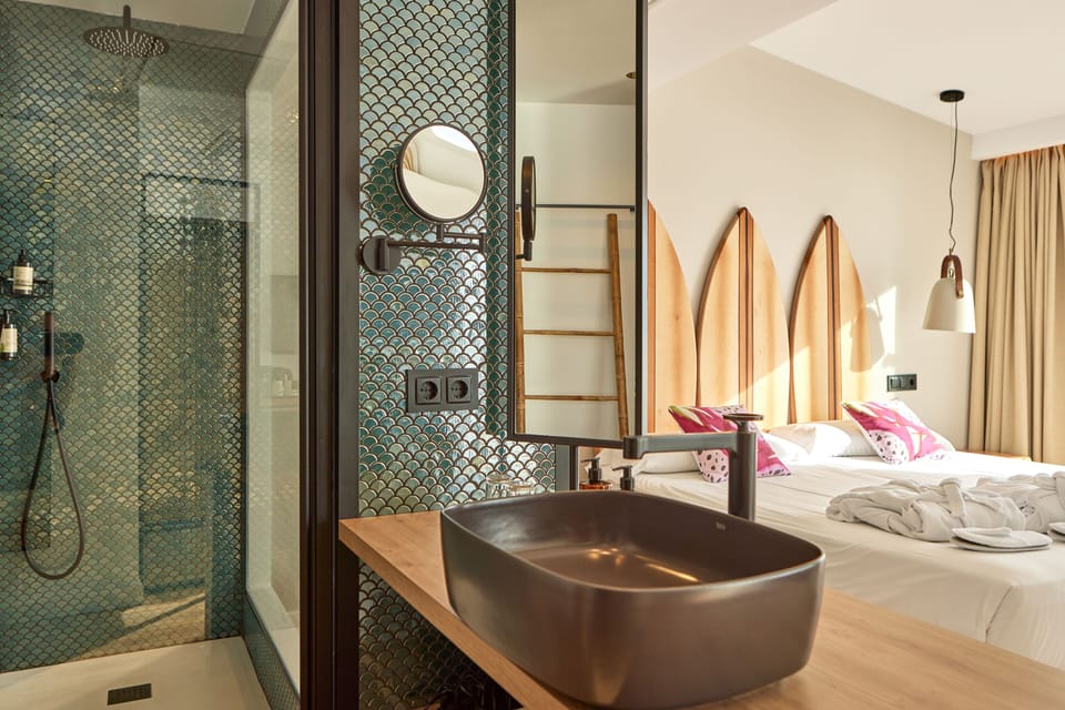 Hang Loose Suite | Bathroom | Shower, rainfall showerhead, eco-friendly toiletries, hair dryer