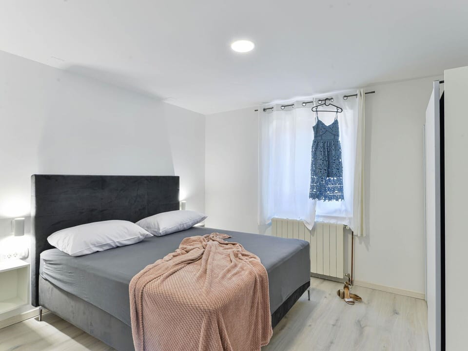 House | 5 bedrooms, individually furnished, bed sheets