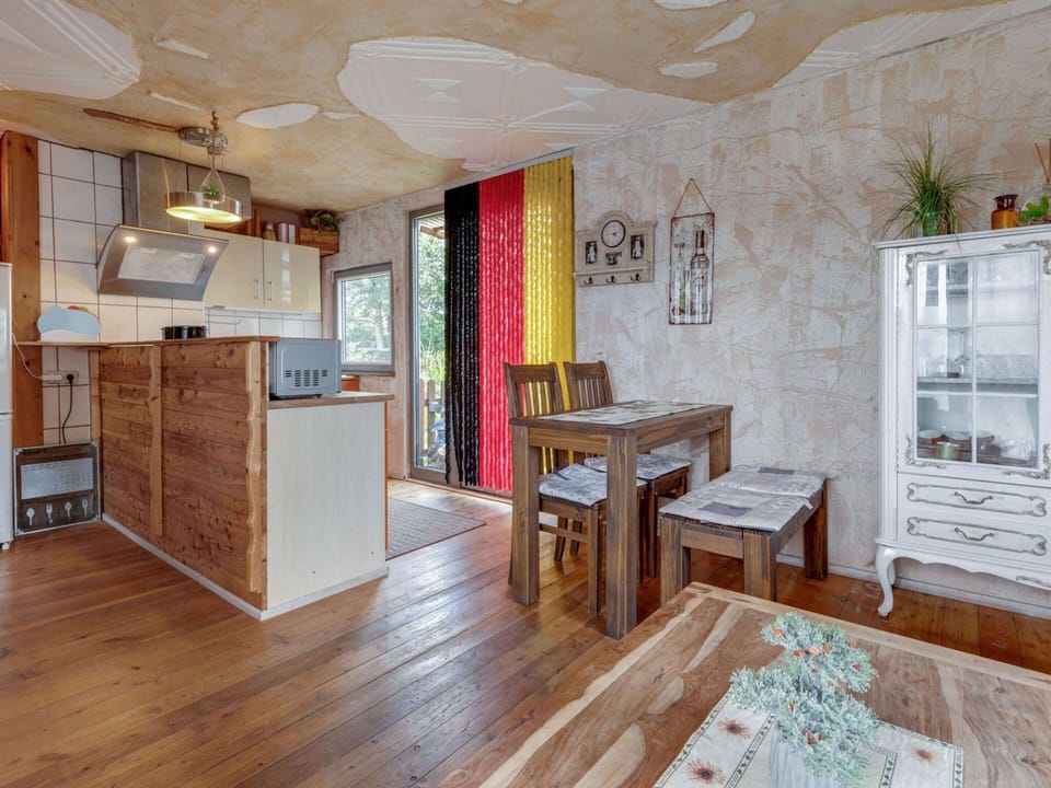 Bungalow | Private kitchen | Electric kettle, highchair, cookware/dishes/utensils