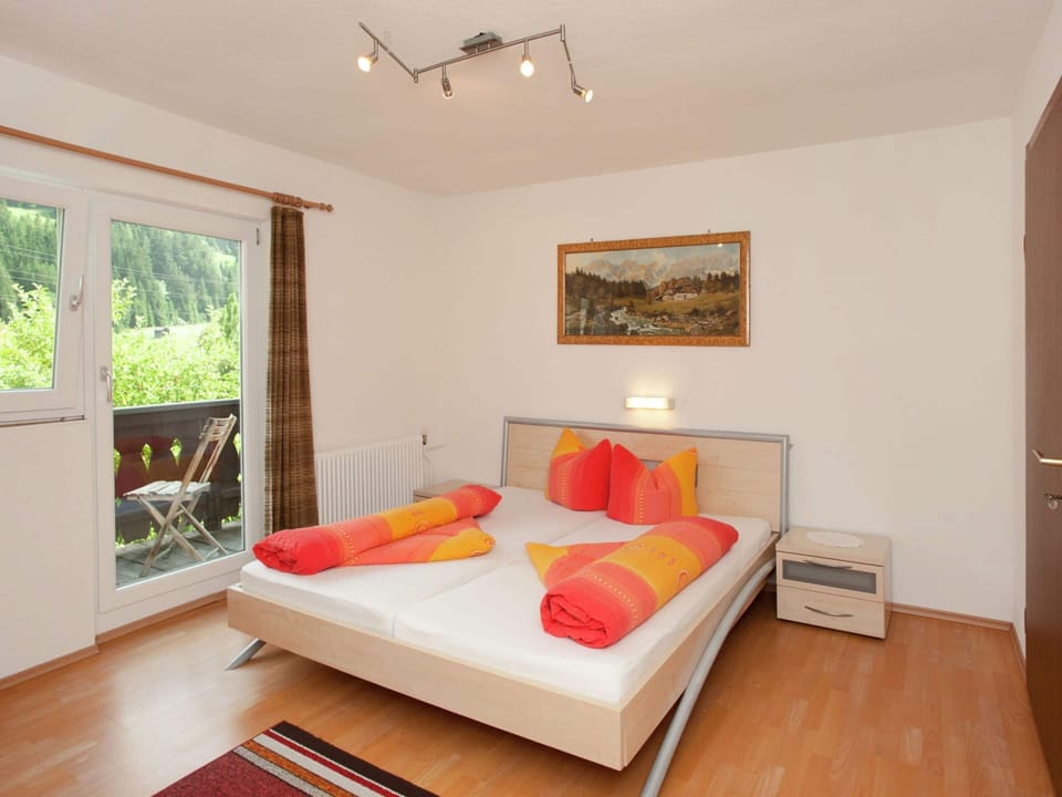 House | 6 bedrooms, individually furnished, bed sheets