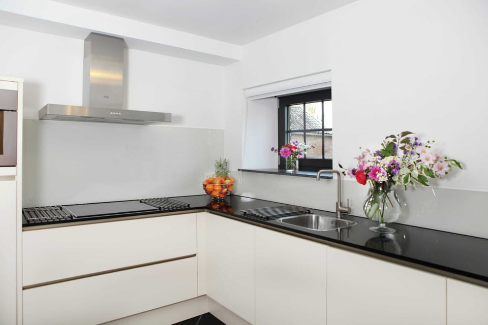 House | Private kitchen | Microwave, coffee/tea maker, highchair