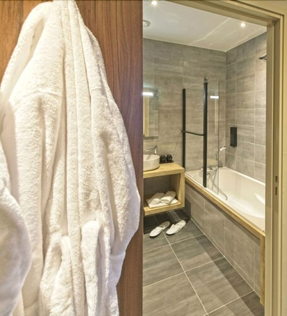 Rainfall showerhead, free toiletries, hair dryer, bathrobes