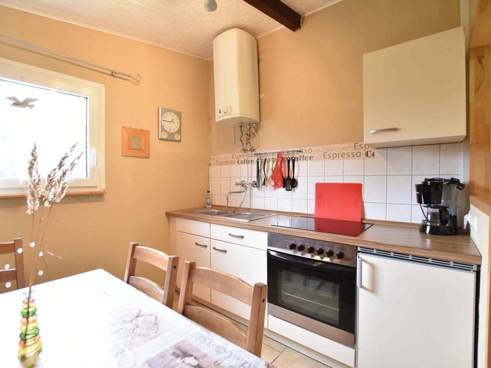 Bungalow | Private kitchen | Stovetop, electric kettle, toaster, highchair