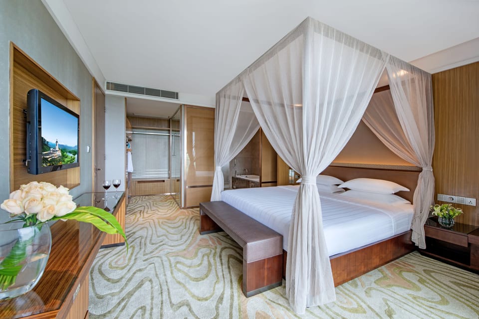 Grande Deluxe Suite With Lake View | In-room safe, desk, laptop workspace, blackout drapes