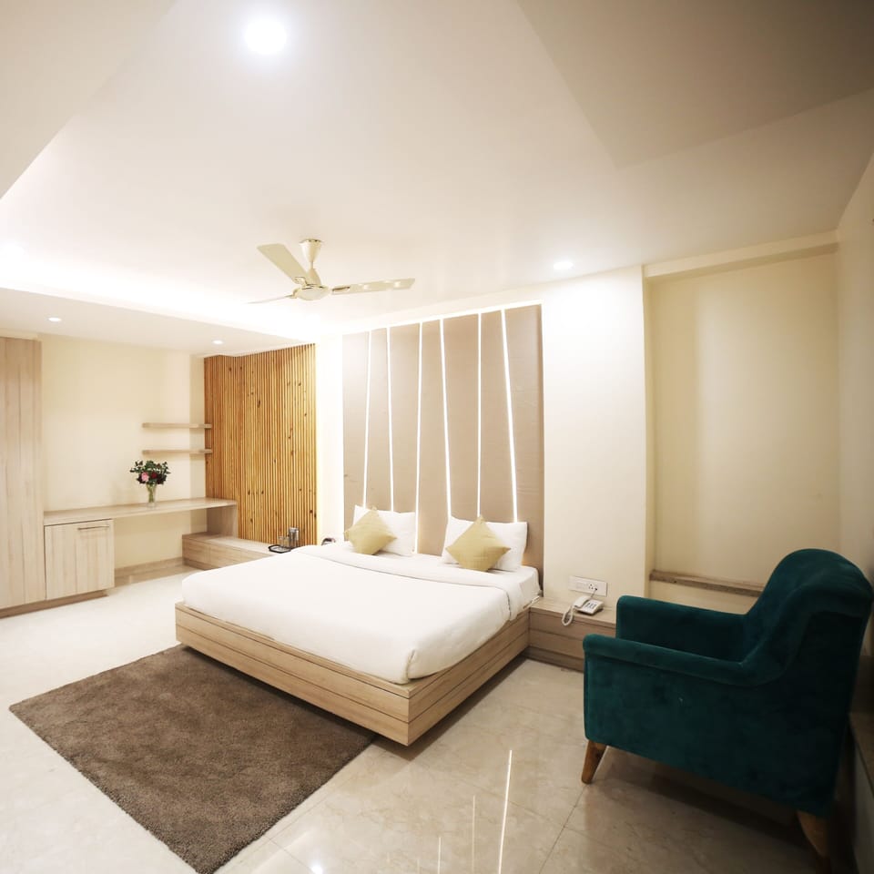 Royal Room | In-room safe, iron/ironing board, WiFi (free), individually decorated