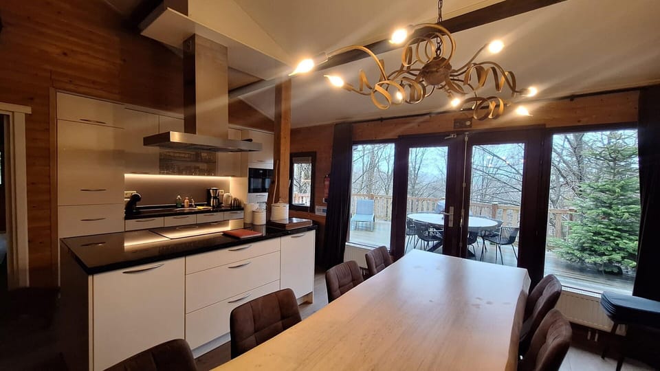 Chalet | Private kitchen | Stovetop, highchair