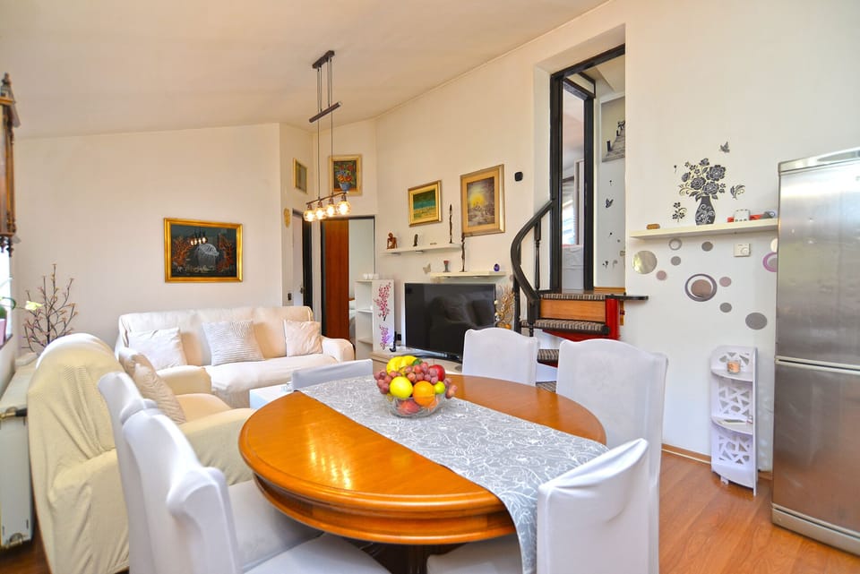 Standard Apartment, 3 Bedrooms (21025) | Living area | TV
