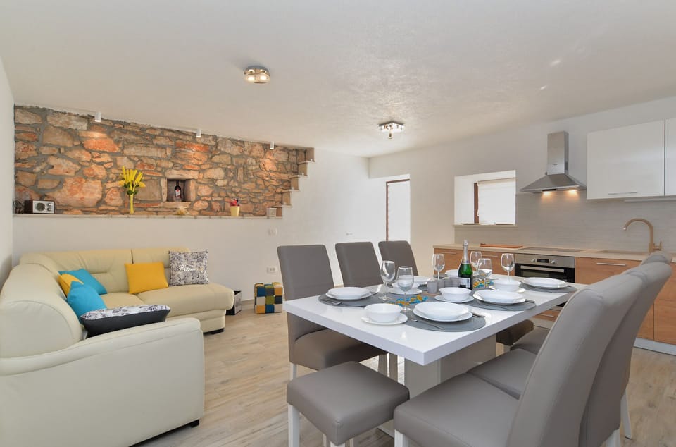 Standard House, 4 Bedrooms (21497) | Living area | TV