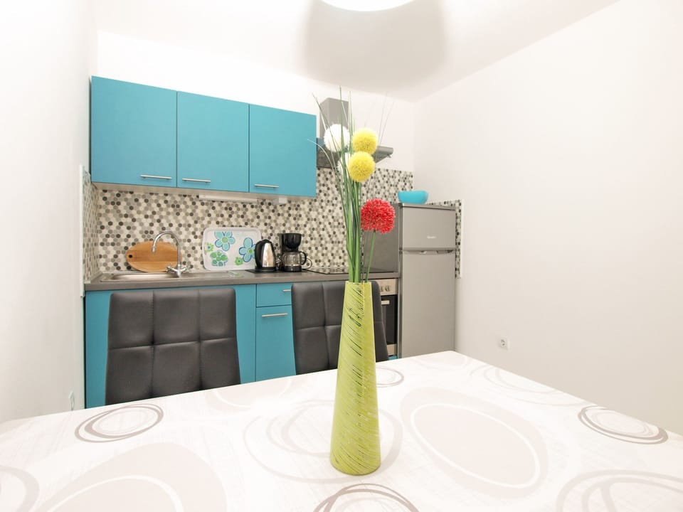 Standard Apartment, 1 Bedroom (21521) | In-room dining