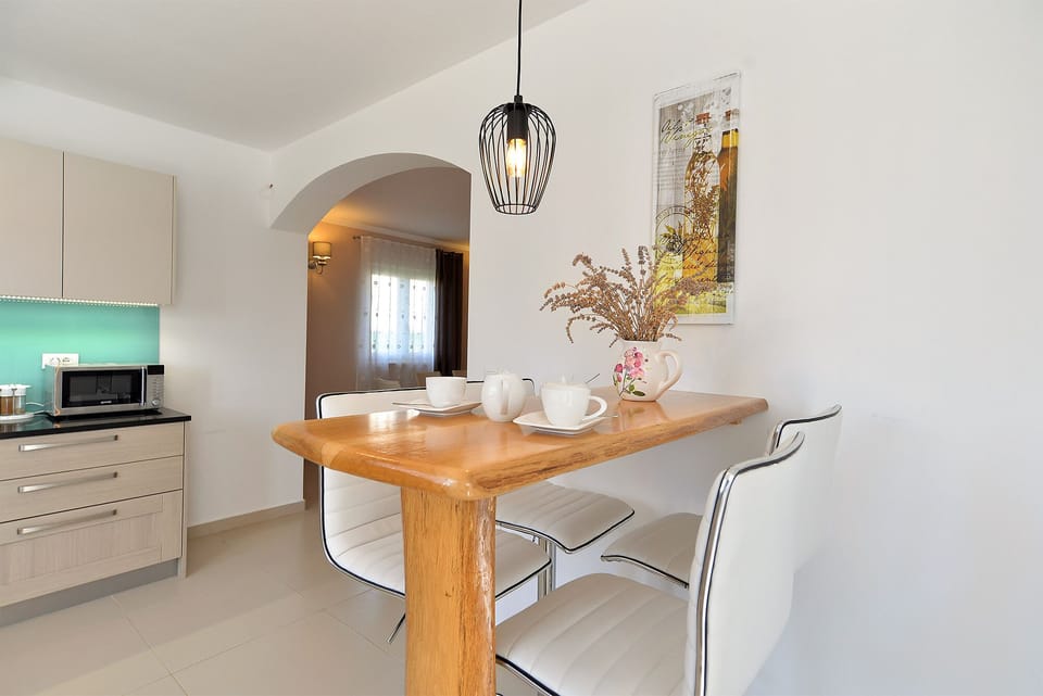 Standard House, 3 Bedrooms (23637) | Private kitchen | Fridge, microwave, oven, stovetop