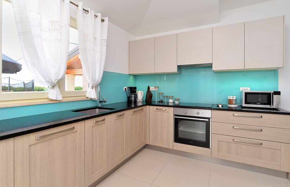 Standard House, 3 Bedrooms (23637) | Private kitchen | Fridge, microwave, oven, stovetop