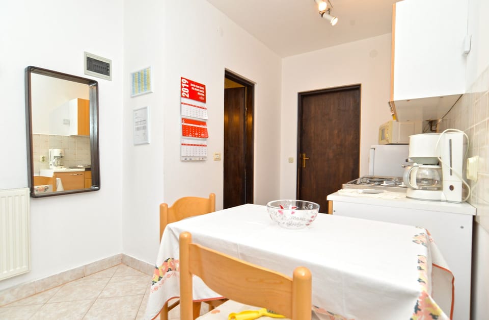 Standard Apartment, 1 Bedroom (23657) | In-room dining