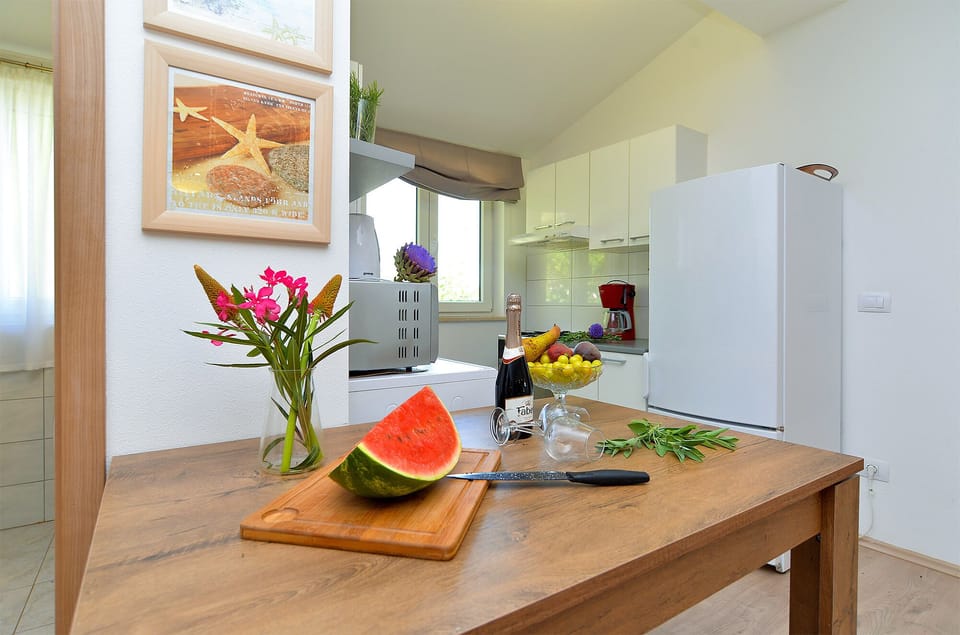 Standard Apartment, 3 Bedrooms (23672) | In-room dining