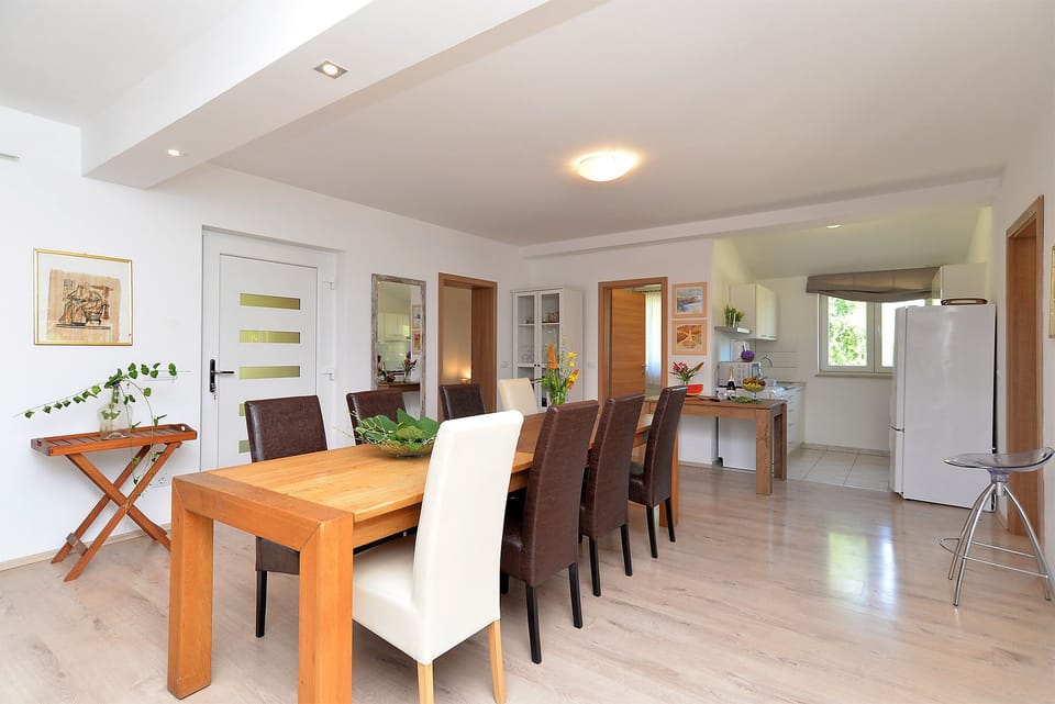 Standard Apartment, 3 Bedrooms (23672) | In-room dining