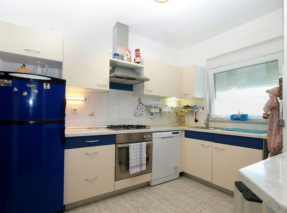 Standard House, 3 Bedrooms (24436) | Private kitchen | Fridge, microwave, oven, stovetop