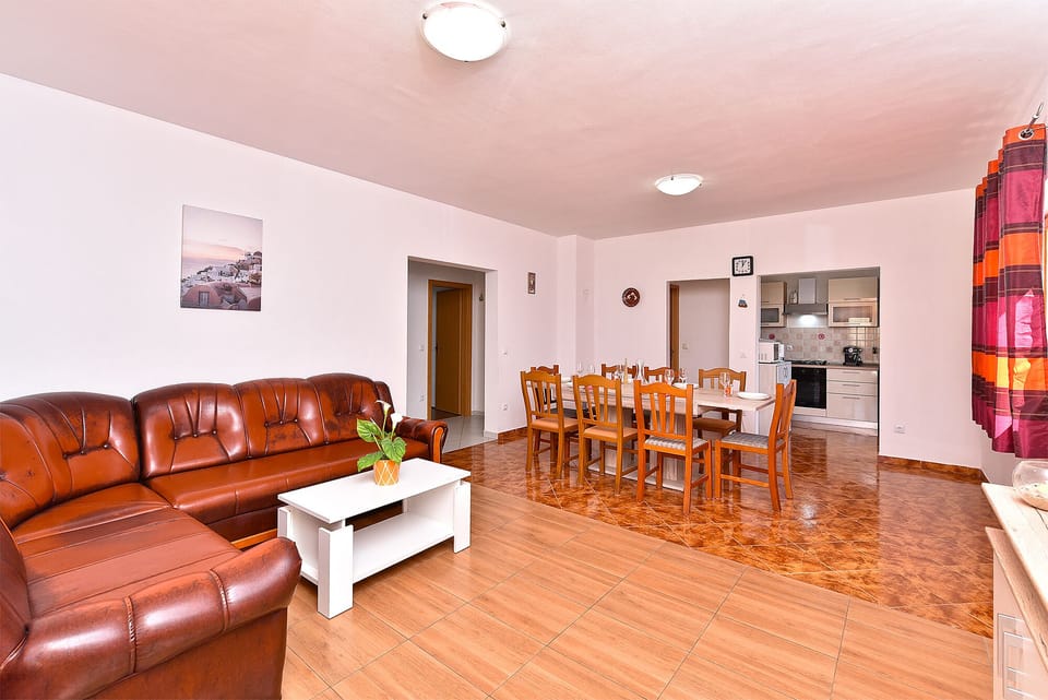 Standard House, 6 Bedrooms (25323) | Living area | TV
