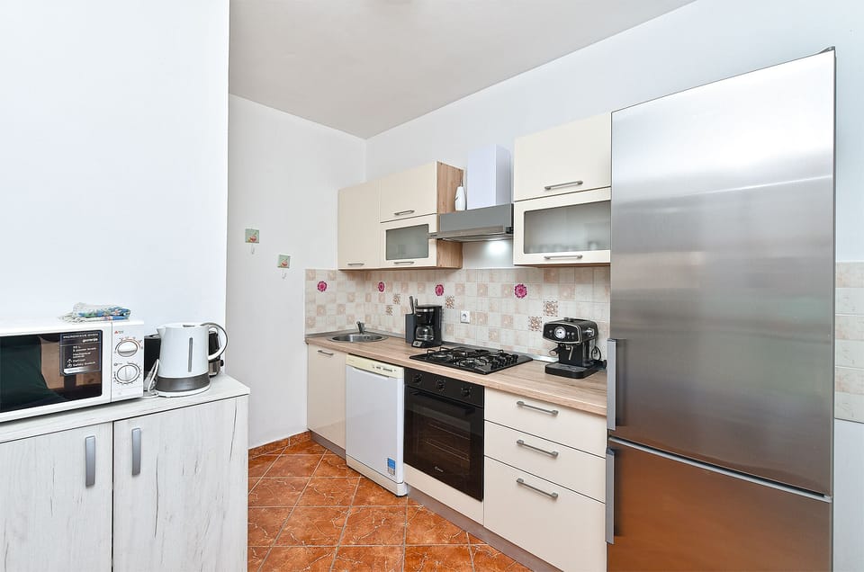 Standard House, 6 Bedrooms (25323) | Private kitchen | Fridge, microwave, oven, stovetop