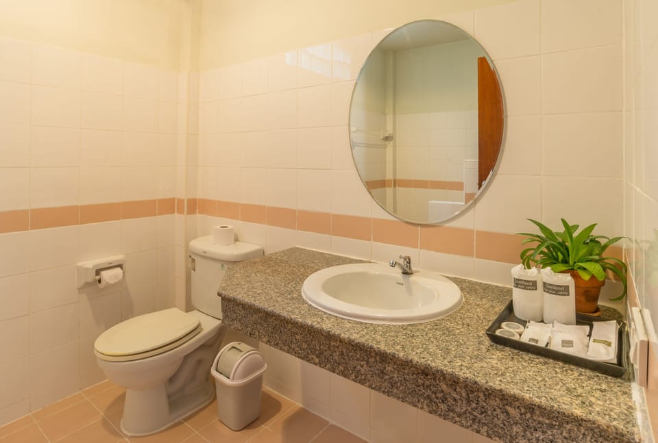 Superior Bungalow | Bathroom | Shower, hydromassage showerhead, free toiletries, towels