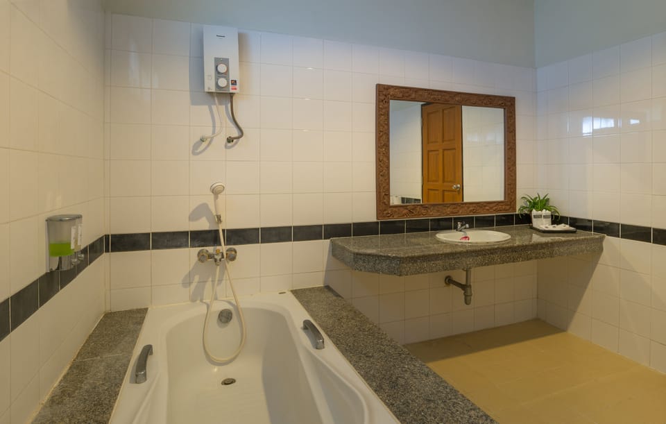 Family Bungalow | Bathroom | Shower, hydromassage showerhead, free toiletries, towels
