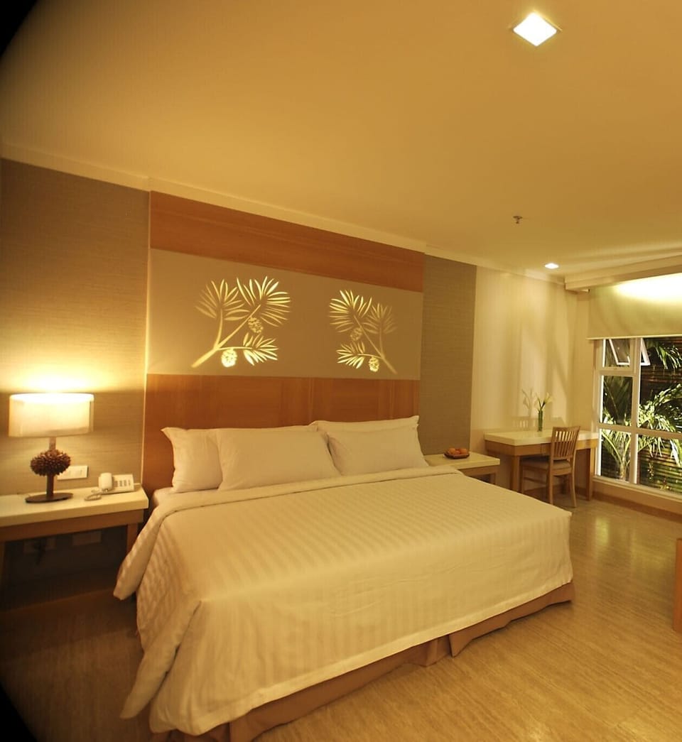 Premier Room, 1 King Bed | In-room safe, desk, laptop workspace, WiFi (free)