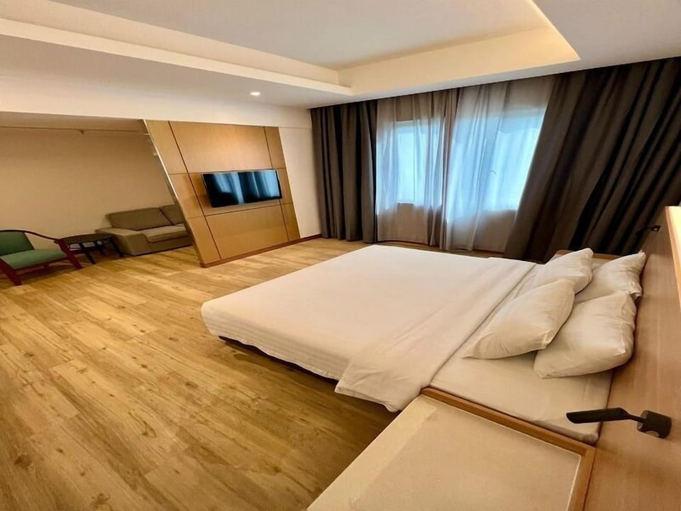 Junior Suite Newly Renovated | Minibar, blackout drapes, iron/ironing board (on request), WiFi (free)