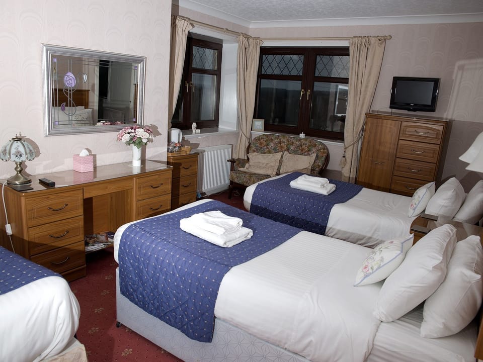 Suite, Ensuite ( 2 ad & 2 ch (under 14))