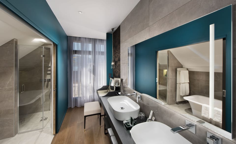 Exclusive Suite, Balcony, Lake View | Bathroom | Free toiletries, hair dryer, bathrobes, towels