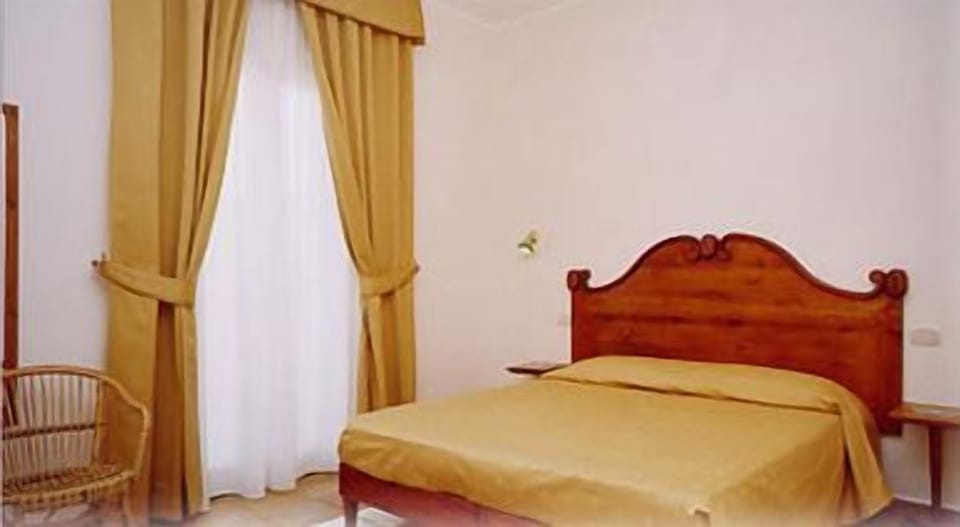 Blackout drapes, cribs (surcharge)