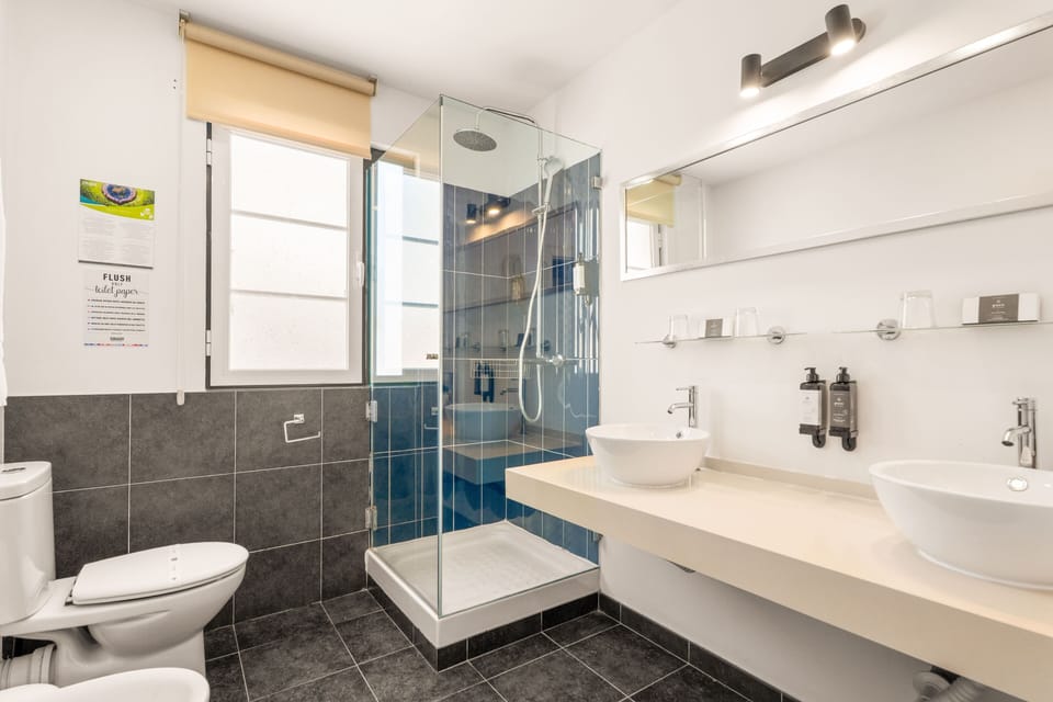 Family Quadruple Room | Bathroom | Shower, rainfall showerhead, hair dryer, towels