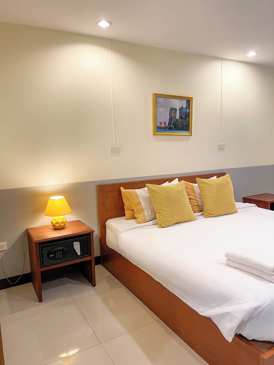 Standard Room, 1 Queen Bed | In-room safe, blackout drapes, free WiFi, bed sheets