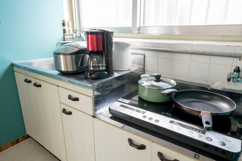 Private Vacation Home | Private kitchen | Fridge, microwave, stovetop, electric kettle