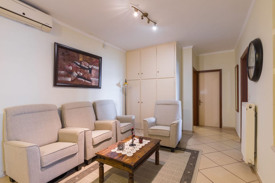 House, 2 Bedrooms | Living room | 32-inch Smart TV with digital channels