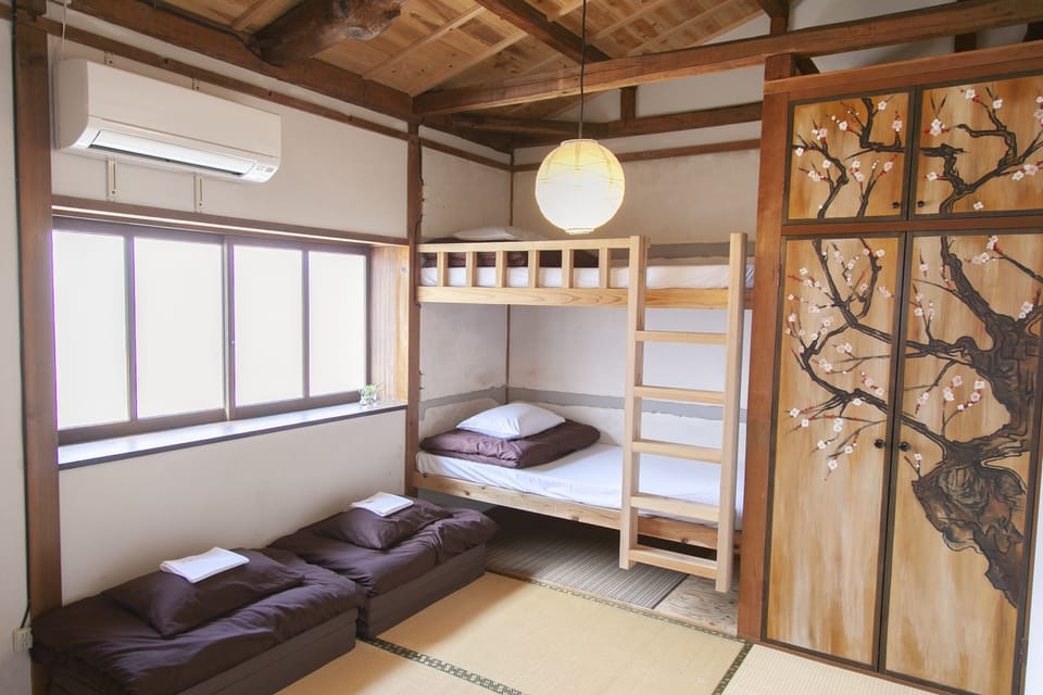 Japanese-style room, maximum 5 people (no extra bedding for children) | Down comforters, soundproofing, free WiFi, bed sheets