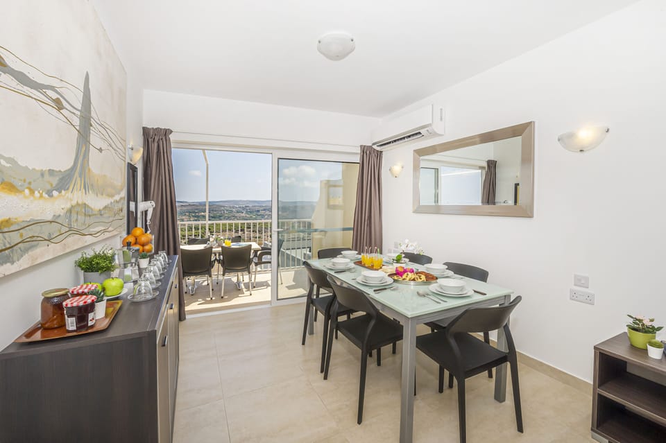 Apartment, 3 Bedrooms | Dining room