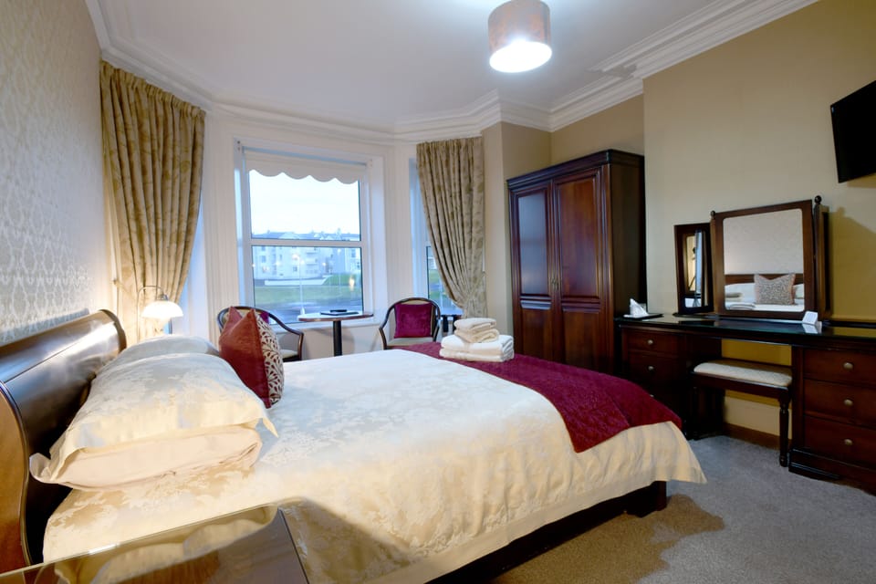 Deluxe Double Room, Ensuite | Individually decorated, individually furnished, desk, blackout drapes
