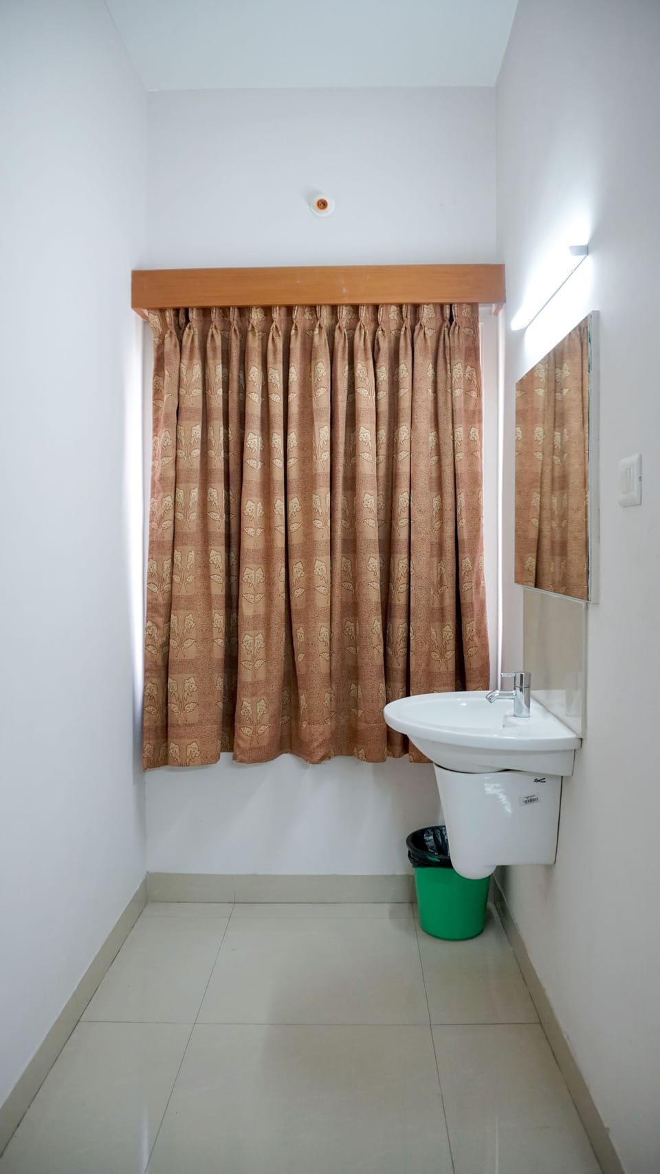Shower, free toiletries, towels