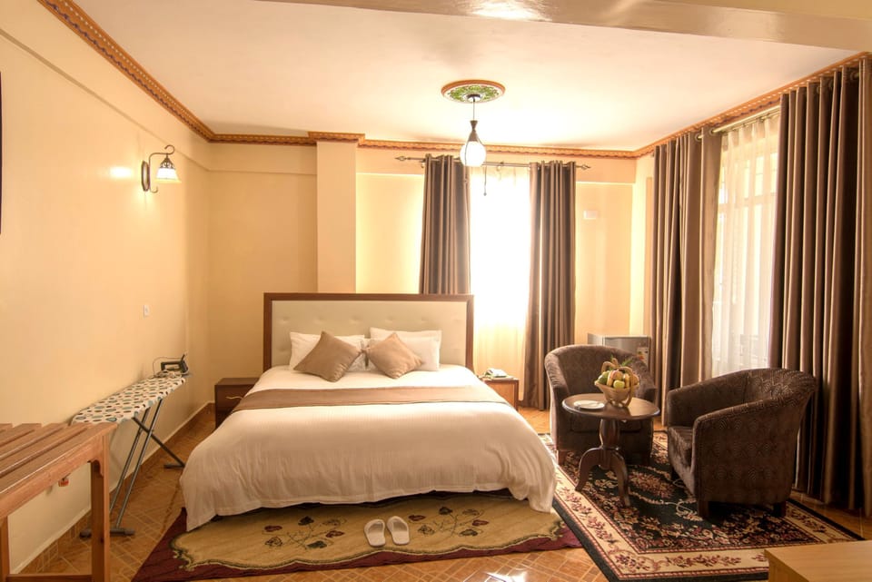 Standard Room | Minibar, desk, laptop workspace, blackout drapes