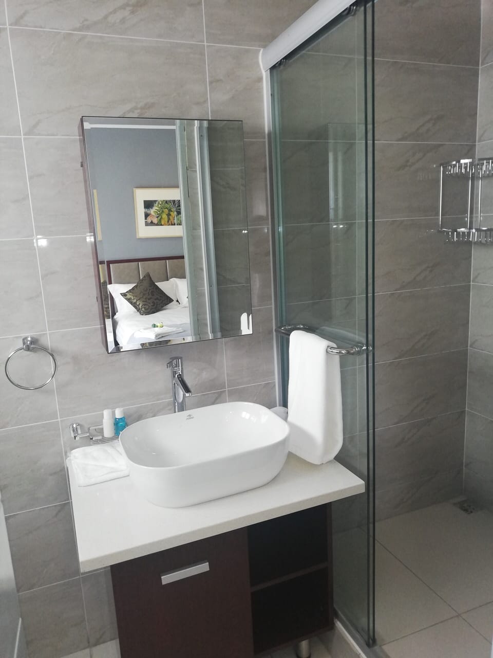 Shower, rainfall showerhead, free toiletries, towels