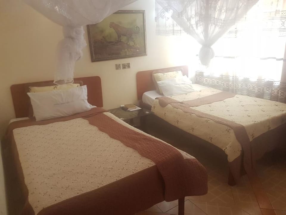 Standard Room | Desk, laptop workspace, iron/ironing board, free WiFi