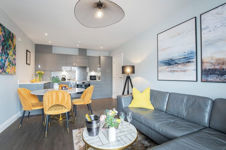Apartment, 2 Bedrooms | Dining room