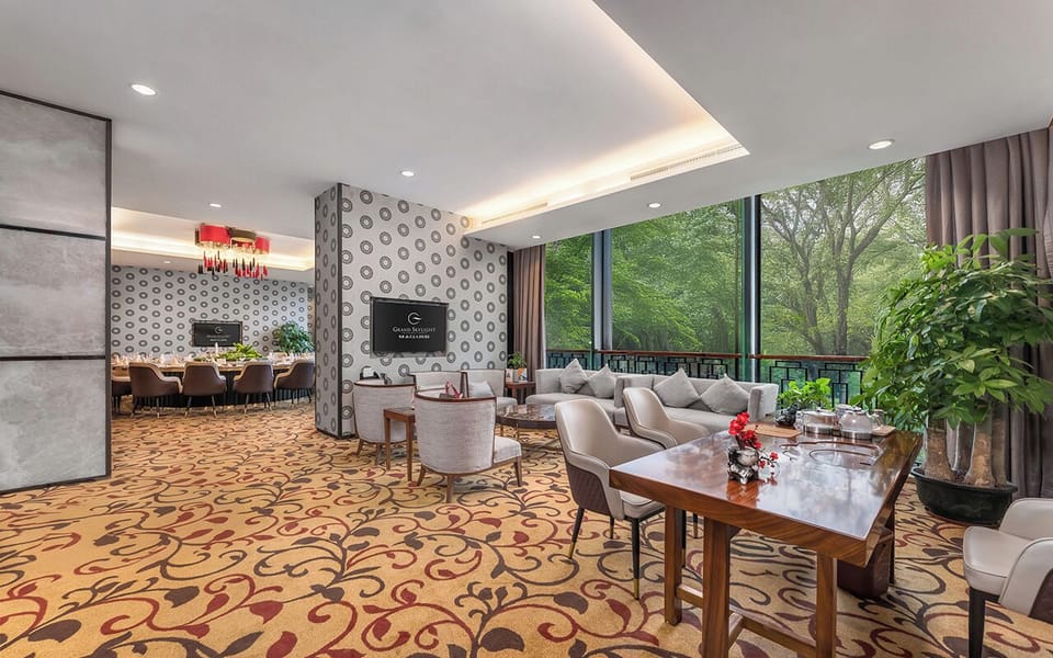 3 restaurants; breakfast, lunch, dinner, and brunch served