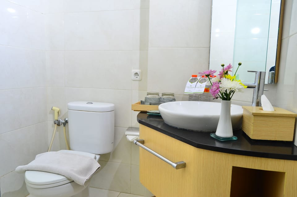 Superior Room, 1 King Bed | Bathroom | Shower, free toiletries, hair dryer (on request), slippers