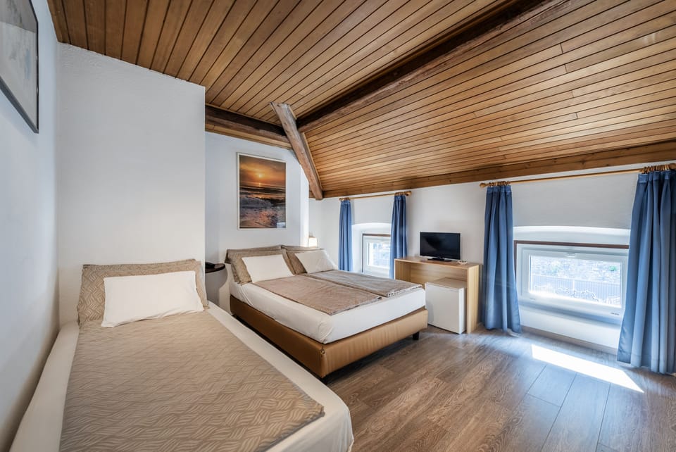 Standard Triple Room | Minibar, desk, free WiFi, bed sheets