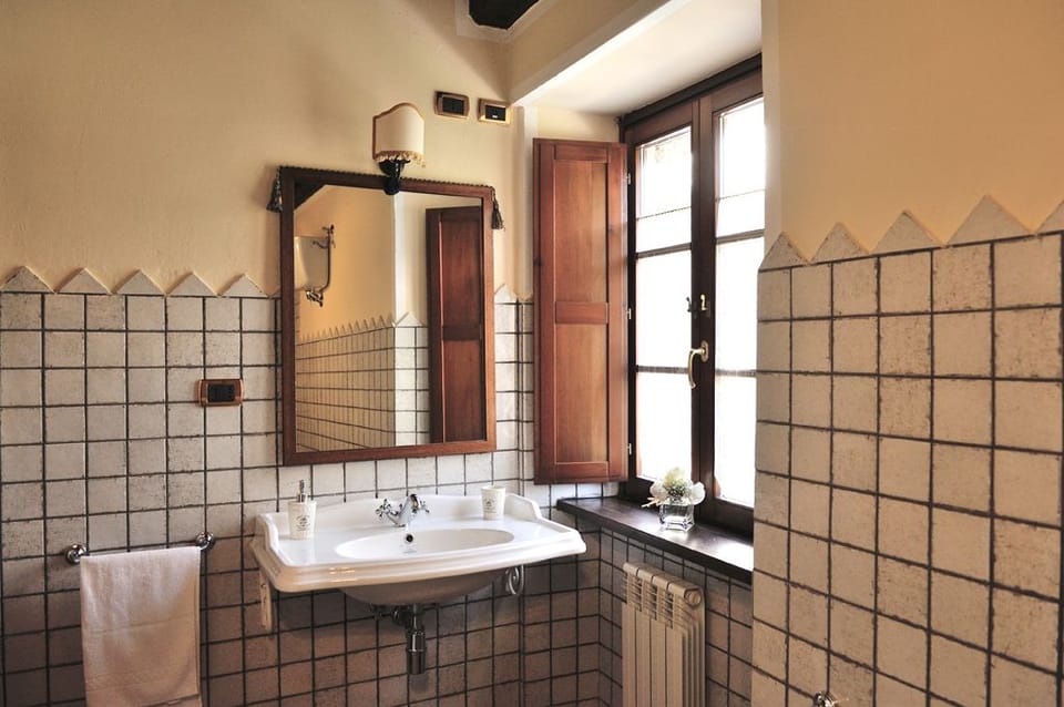 Family Suite | Bathroom | Rainfall showerhead, free toiletries, hair dryer, bidet