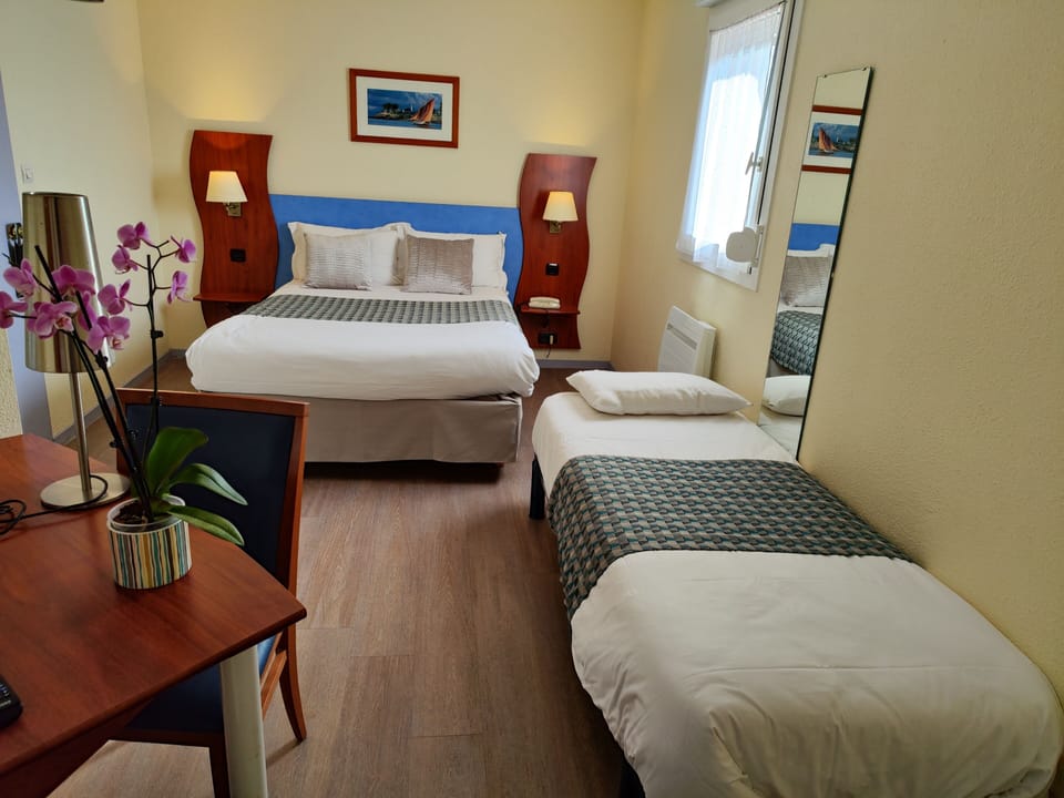 Classic Triple Room | Desk, cribs/infant beds, free WiFi, bed sheets
