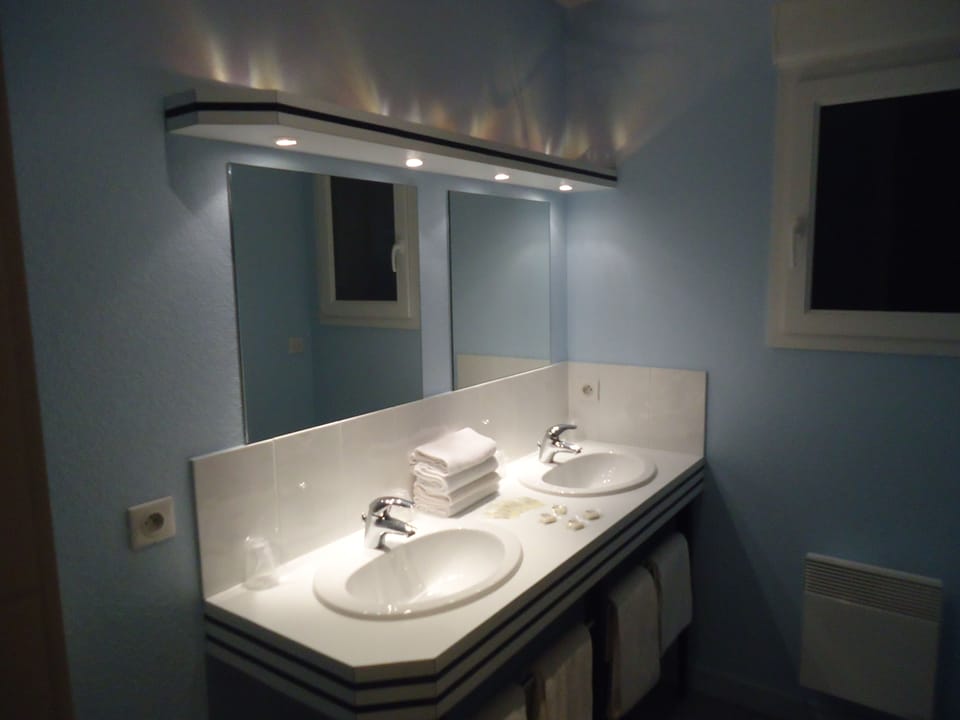 Classic Quadruple Room | Bathroom sink