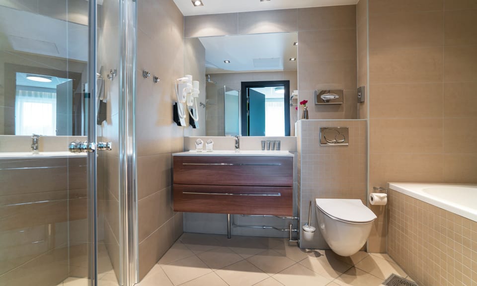 Shower, free toiletries, hair dryer, towels